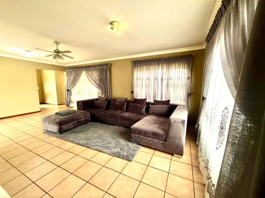 To Let 4 Bedroom Property for Rent in Cashan North West